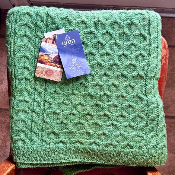 Ireland Aran Mor 100% Merlino Wool BRIGHT GREEN Throw 40 x 60 - Picture 2 of 3